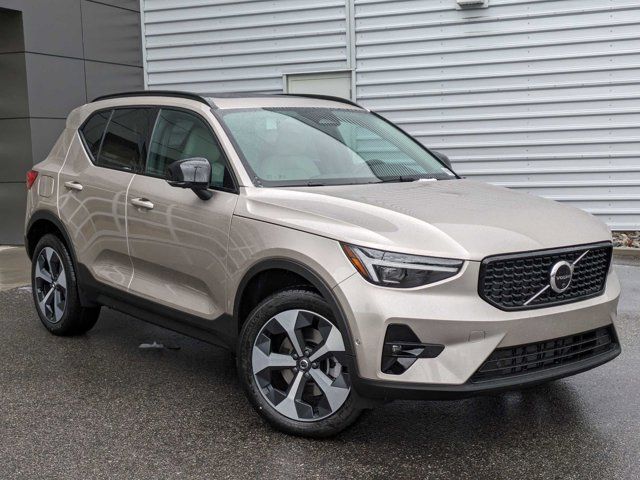 2024 Volvo XC40 Plus Dark Theme