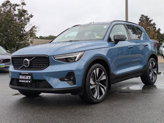 2024 Volvo XC40 Plus Dark Theme