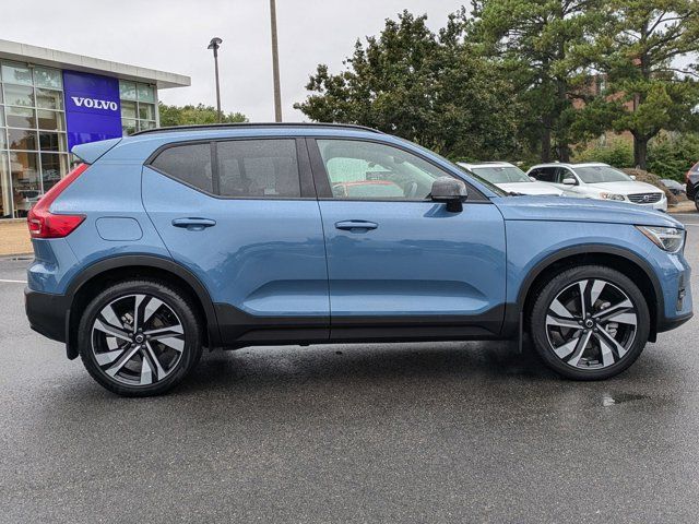 2024 Volvo XC40 Plus Dark Theme