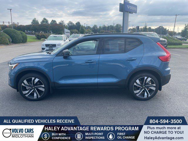 2024 Volvo XC40 Plus Dark Theme