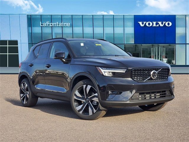 2024 Volvo XC40 Plus Dark Theme