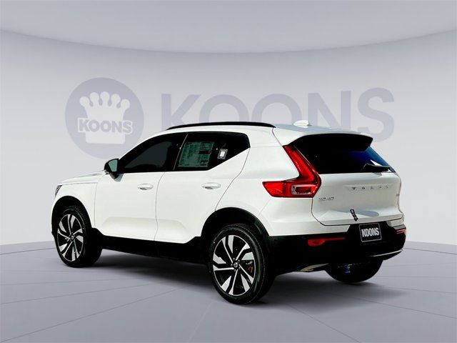 2024 Volvo XC40 Plus Dark Theme