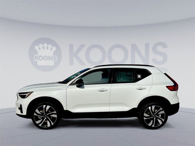 2024 Volvo XC40 Plus Dark Theme