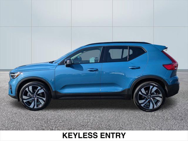 2024 Volvo XC40 Plus Dark Theme