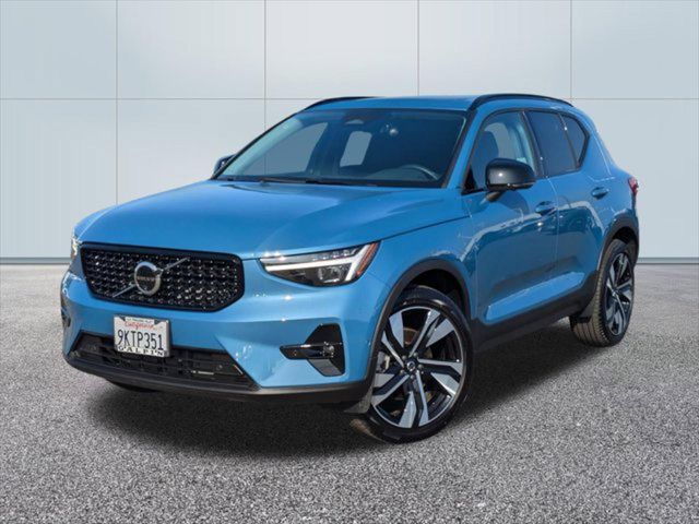 2024 Volvo XC40 Plus Dark Theme