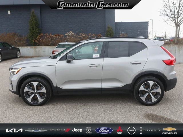 2024 Volvo XC40 Plus Dark Theme