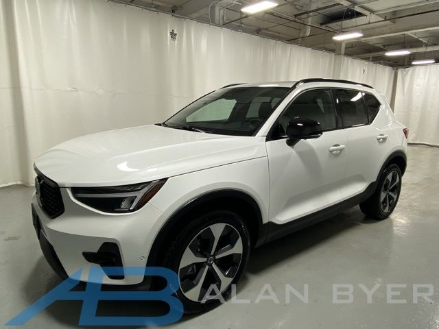 2024 Volvo XC40 Plus Dark Theme