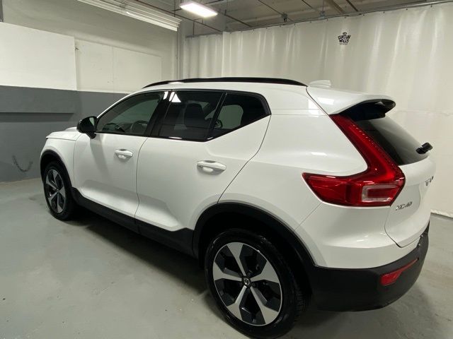 2024 Volvo XC40 Plus Dark Theme