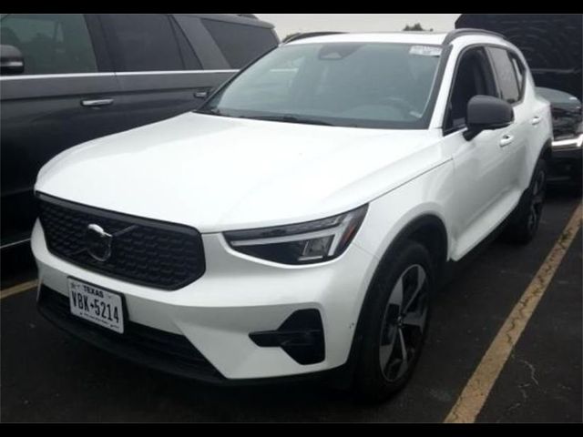 2024 Volvo XC40 Plus Dark Theme