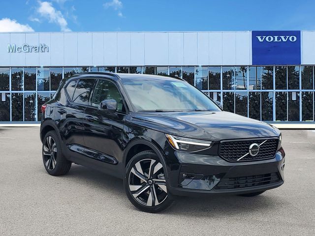 2024 Volvo XC40 Plus Dark Theme