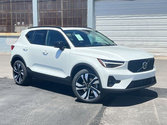 2024 Volvo XC40 Plus Dark Theme