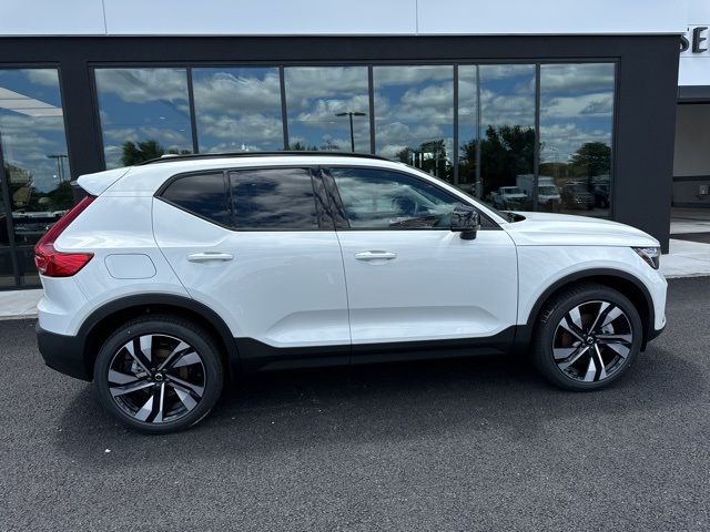 2024 Volvo XC40 Plus Dark Theme