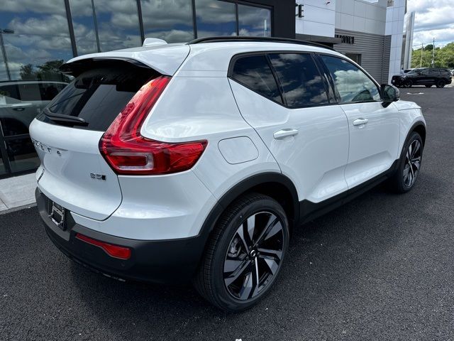 2024 Volvo XC40 Plus Dark Theme