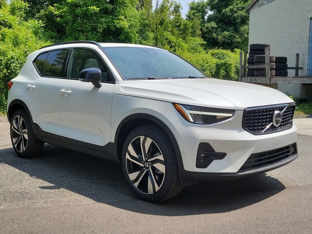 2024 Volvo XC40 Plus Dark Theme