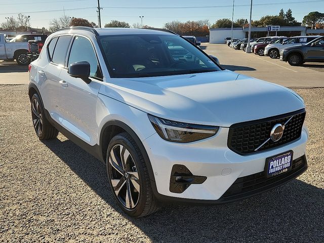 2024 Volvo XC40 Plus Dark Theme