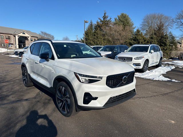 2024 Volvo XC40 Plus Dark Theme