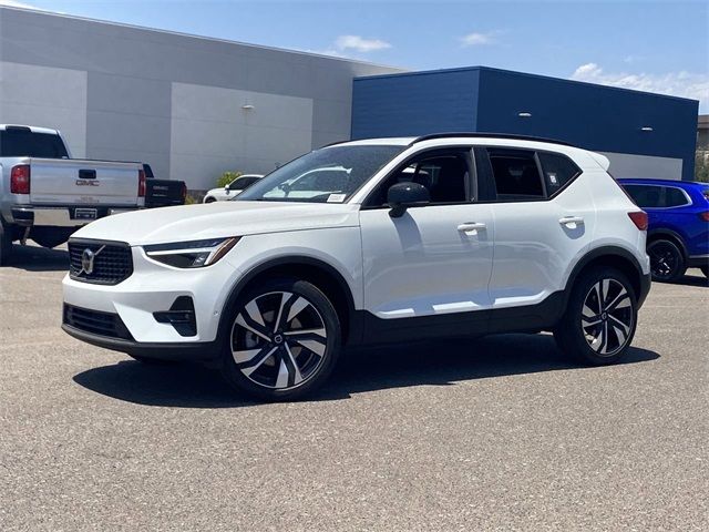 2024 Volvo XC40 Plus Dark Theme