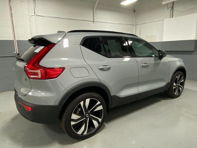 2024 Volvo XC40 Plus Dark Theme