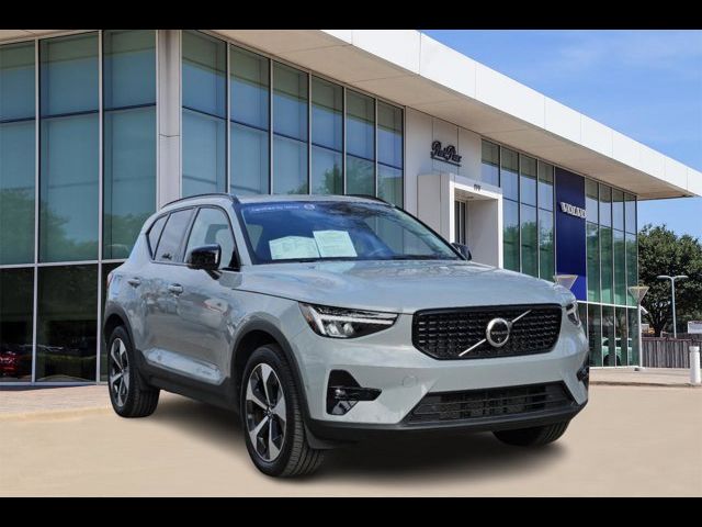 2024 Volvo XC40 Plus Dark Theme