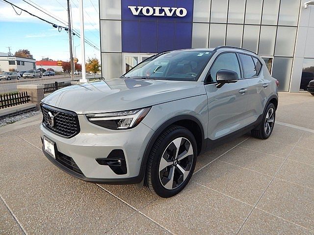 2024 Volvo XC40 Plus Dark Theme