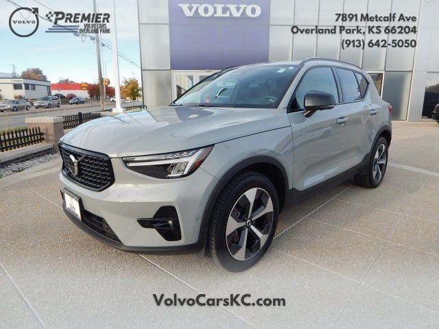 2024 Volvo XC40 Plus Dark Theme