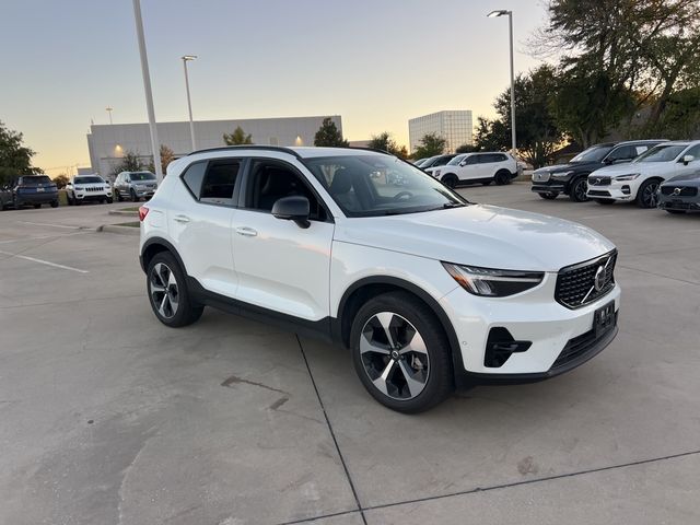 2024 Volvo XC40 Plus Dark Theme