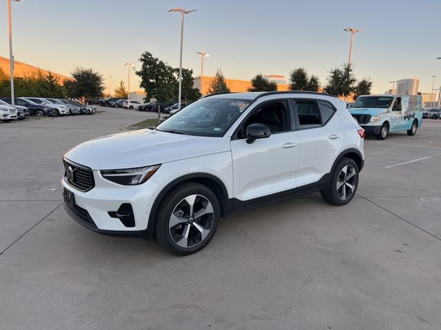 2024 Volvo XC40 Plus Dark Theme