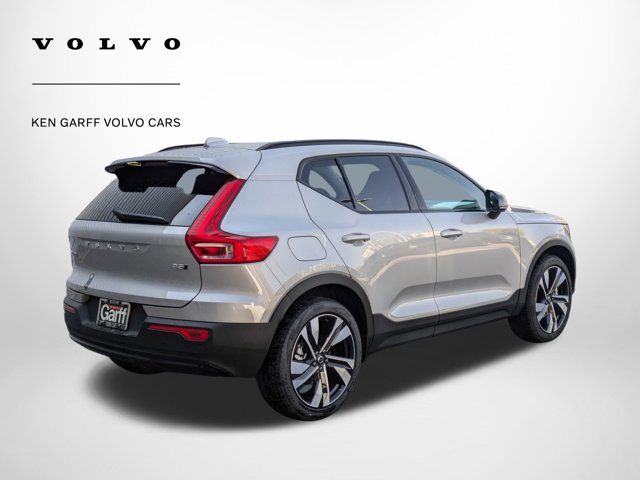 2024 Volvo XC40 Plus Dark Theme