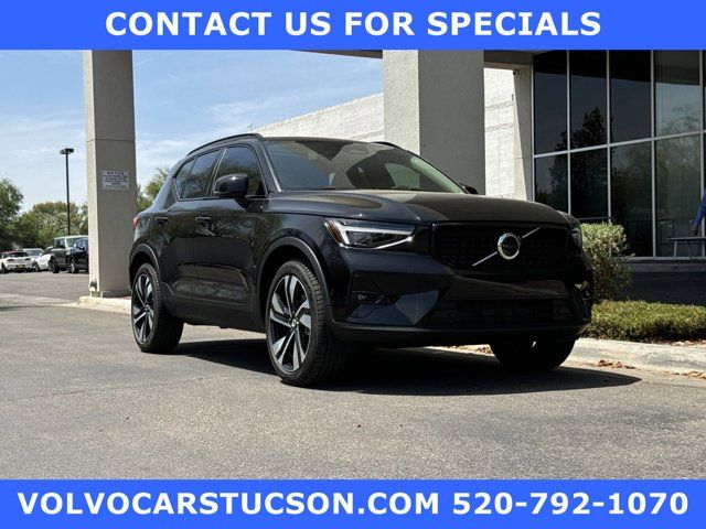 2024 Volvo XC40 Plus Dark Theme