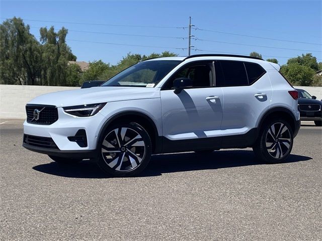 2024 Volvo XC40 Plus Dark Theme