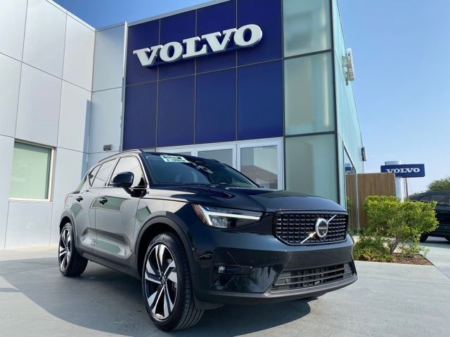 2024 Volvo XC40 Plus Dark Theme