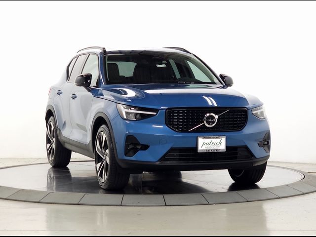 2024 Volvo XC40 Plus Dark Theme