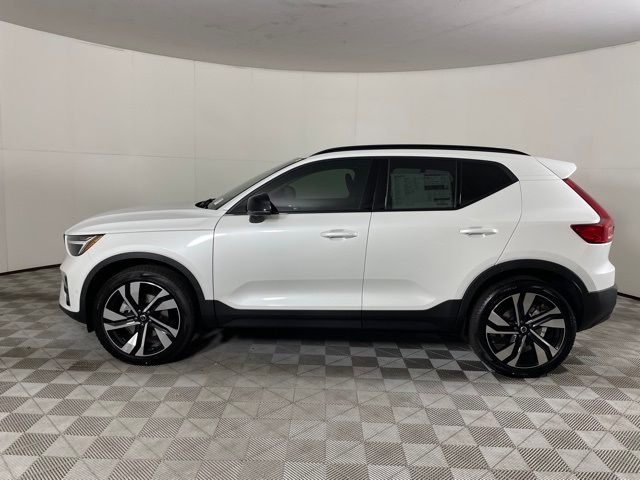 2024 Volvo XC40 Plus Dark Theme