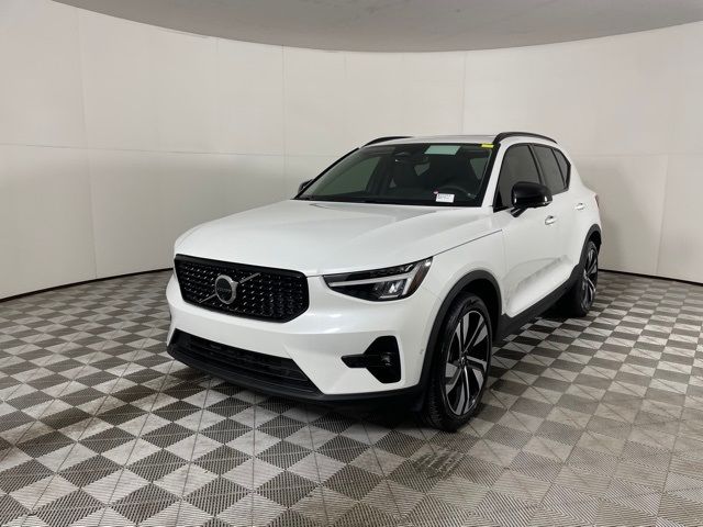 2024 Volvo XC40 Plus Dark Theme