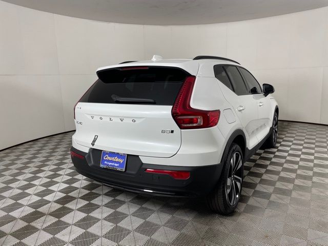 2024 Volvo XC40 Plus Dark Theme