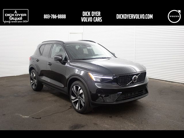 2024 Volvo XC40 Plus Dark Theme