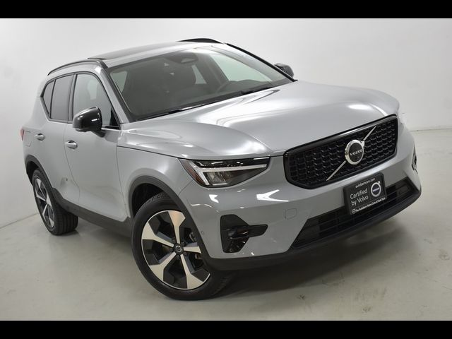 2024 Volvo XC40 Plus Dark Theme