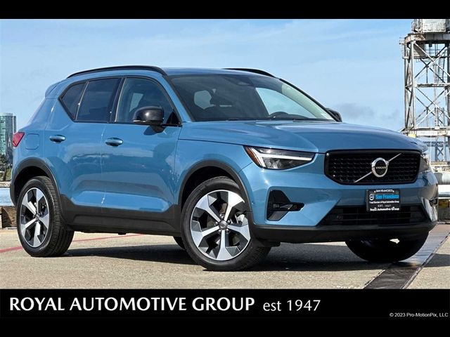 2024 Volvo XC40 Plus Dark Theme