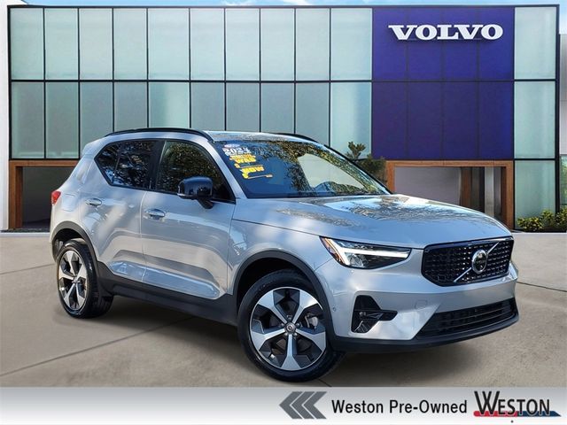 2024 Volvo XC40 Plus Dark Theme