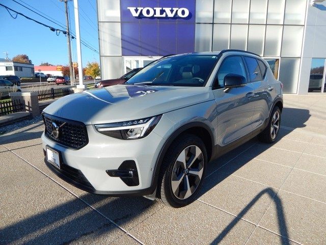 2024 Volvo XC40 Plus Dark Theme