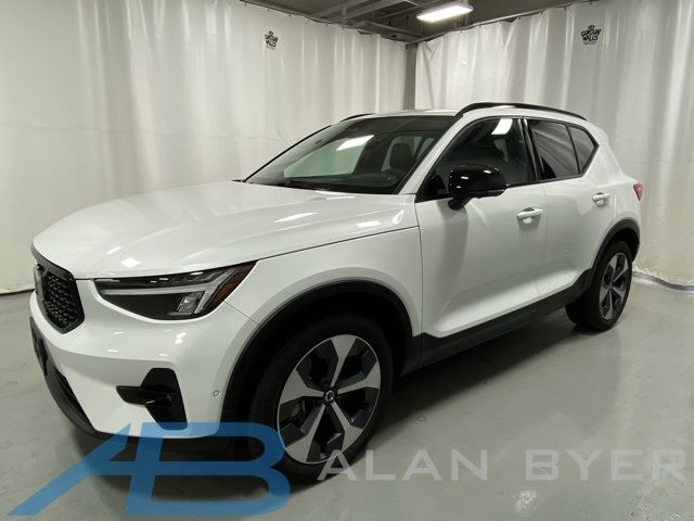 2024 Volvo XC40 Plus Dark Theme