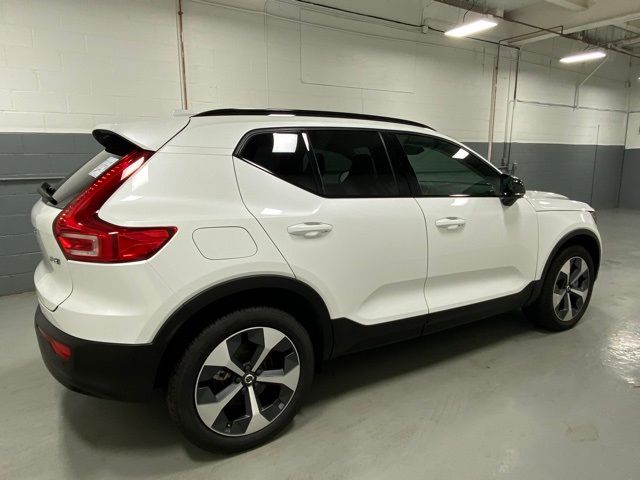 2024 Volvo XC40 Plus Dark Theme