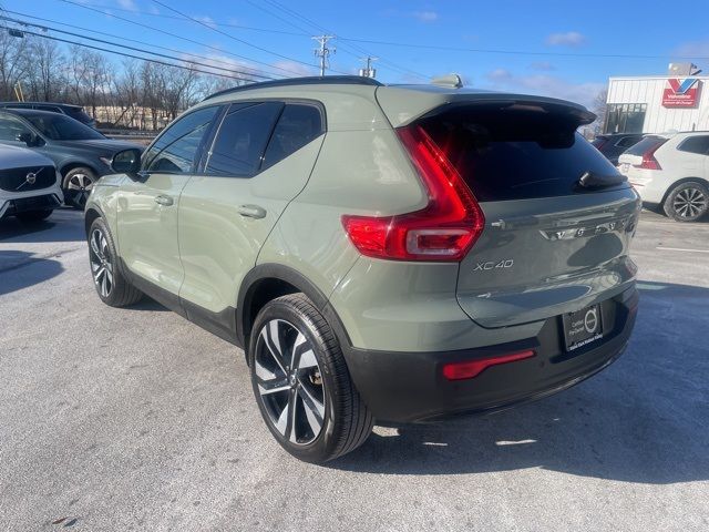 2024 Volvo XC40 Plus Dark Theme