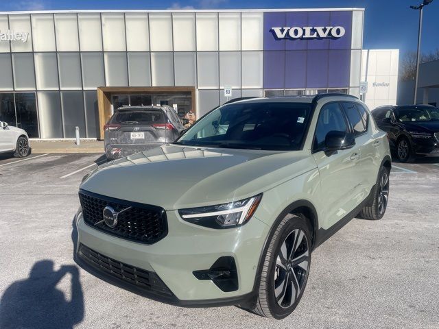 2024 Volvo XC40 Plus Dark Theme