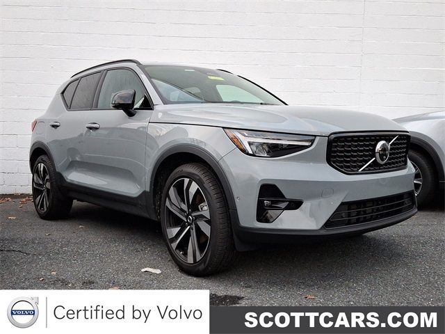 2024 Volvo XC40 Plus Dark Theme