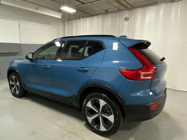 2024 Volvo XC40 Plus Dark Theme