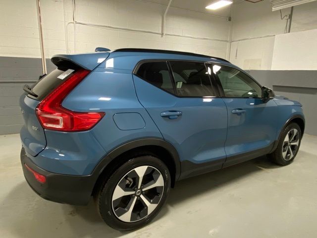 2024 Volvo XC40 Plus Dark Theme