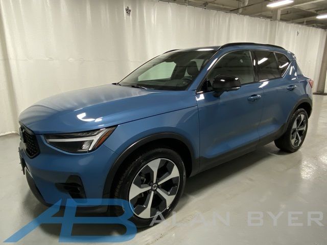 2024 Volvo XC40 Plus Dark Theme