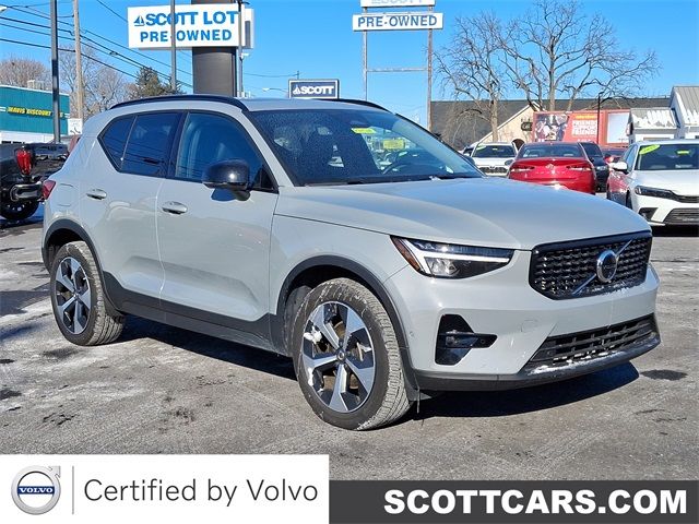 2024 Volvo XC40 Plus Dark Theme