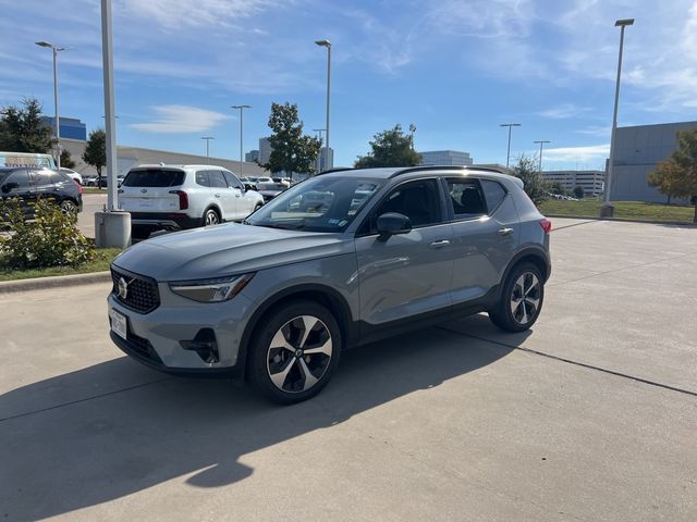 2024 Volvo XC40 Plus Dark Theme